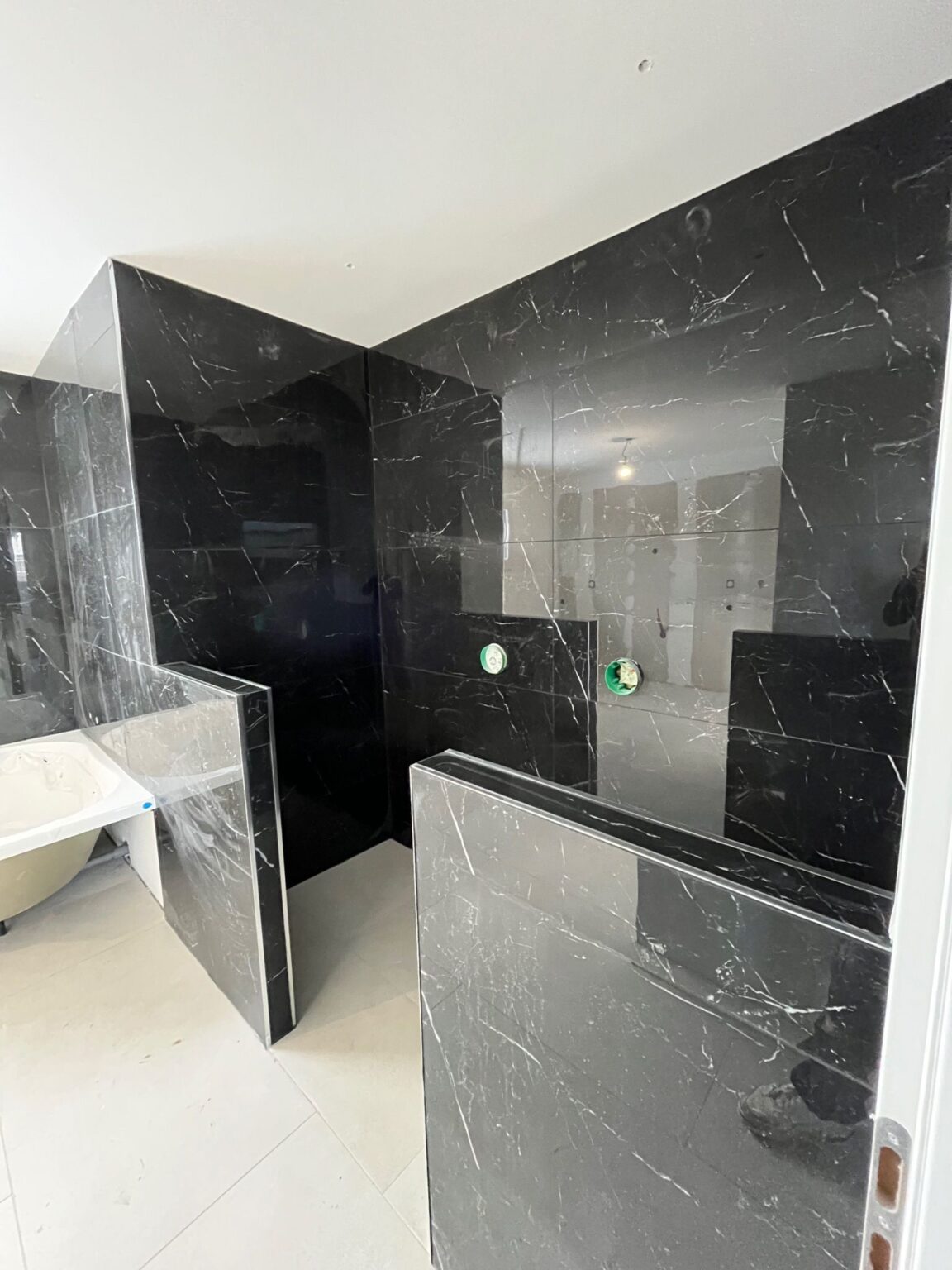 Pose de carrelage intérieur réalisée par MCP Bâtiment à Bayeux dans le Calvados