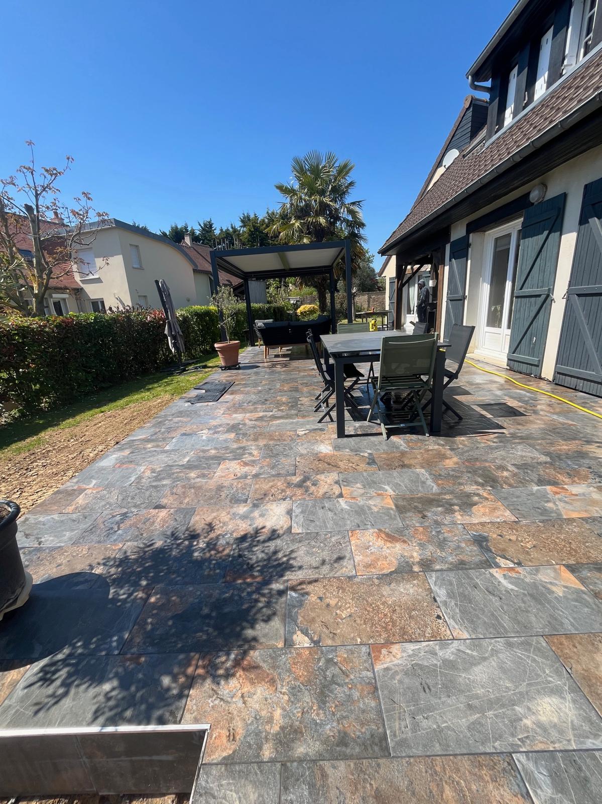 Carrelage de terrasse extérieure posé par MCP Bâtiment à Bayeux, Calvados