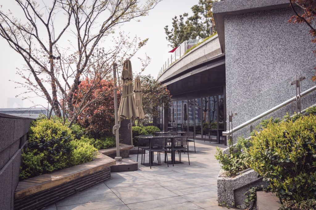 Terrasse en béton réalisée par un maçon en Normandie