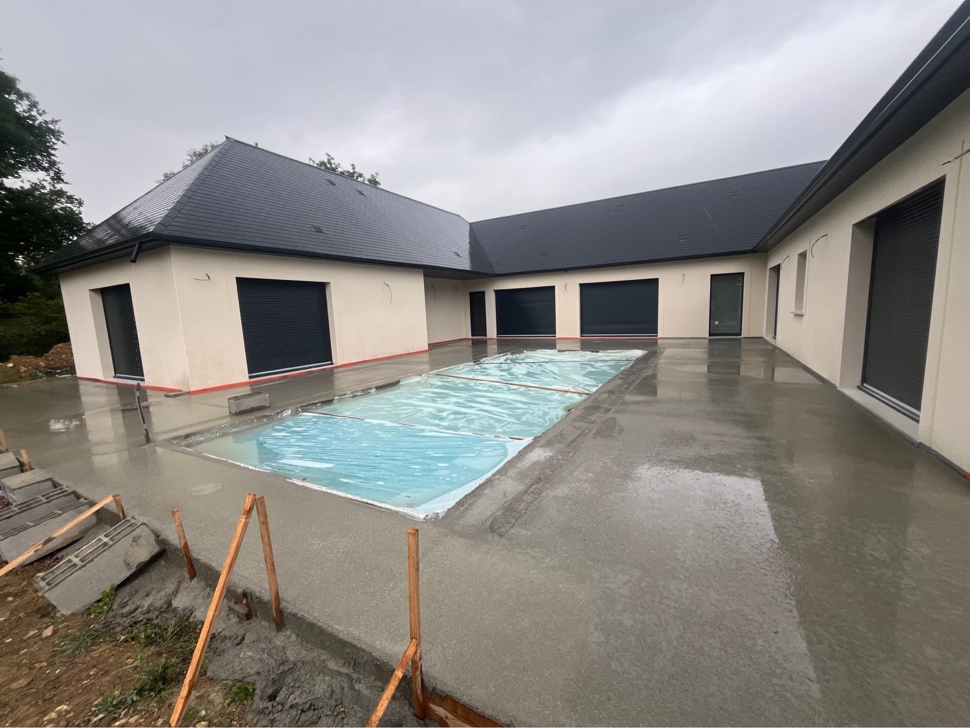 Création d’une terrasse béton autour d’une piscine à Deauville