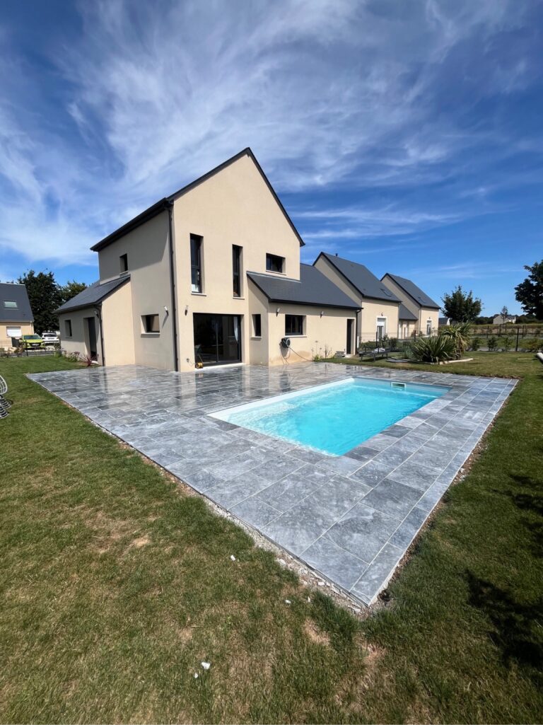 Réalisation d’une terrasse béton et pose d’un carrelage extérieur autour d’une piscine à Ouistreham